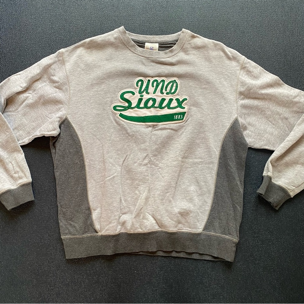 Women’s UND Sioux Sweatshirt
